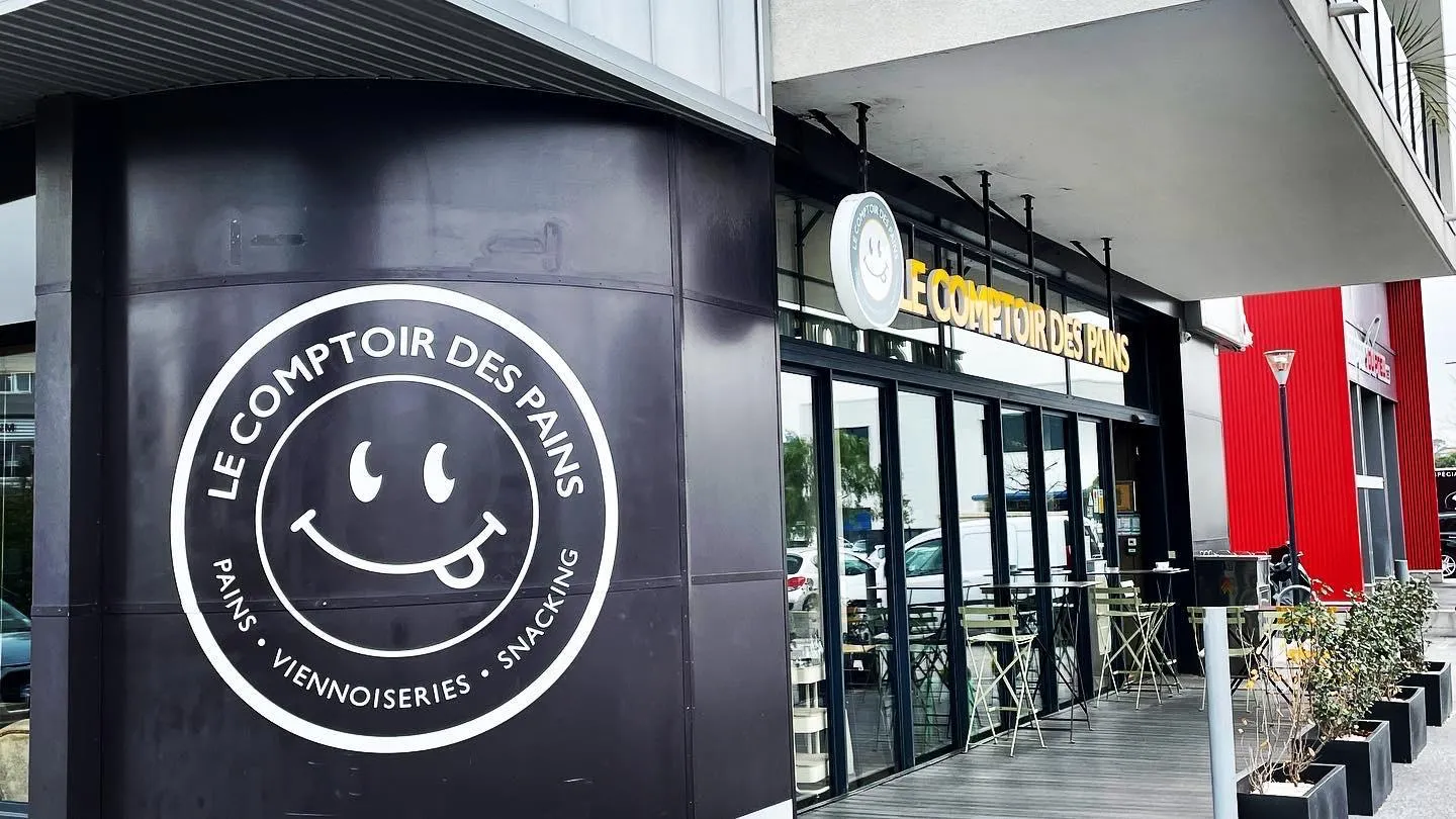 La devanture du Comptoir des Pains à Fréjus, avec sa terrasse