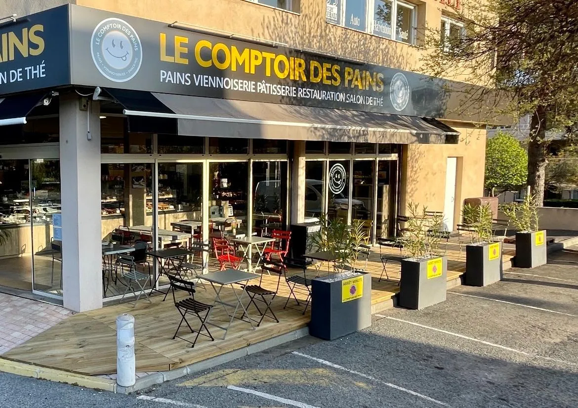 La devanture du Comptoir des Pains à St Raphaël, avec sa terrasse