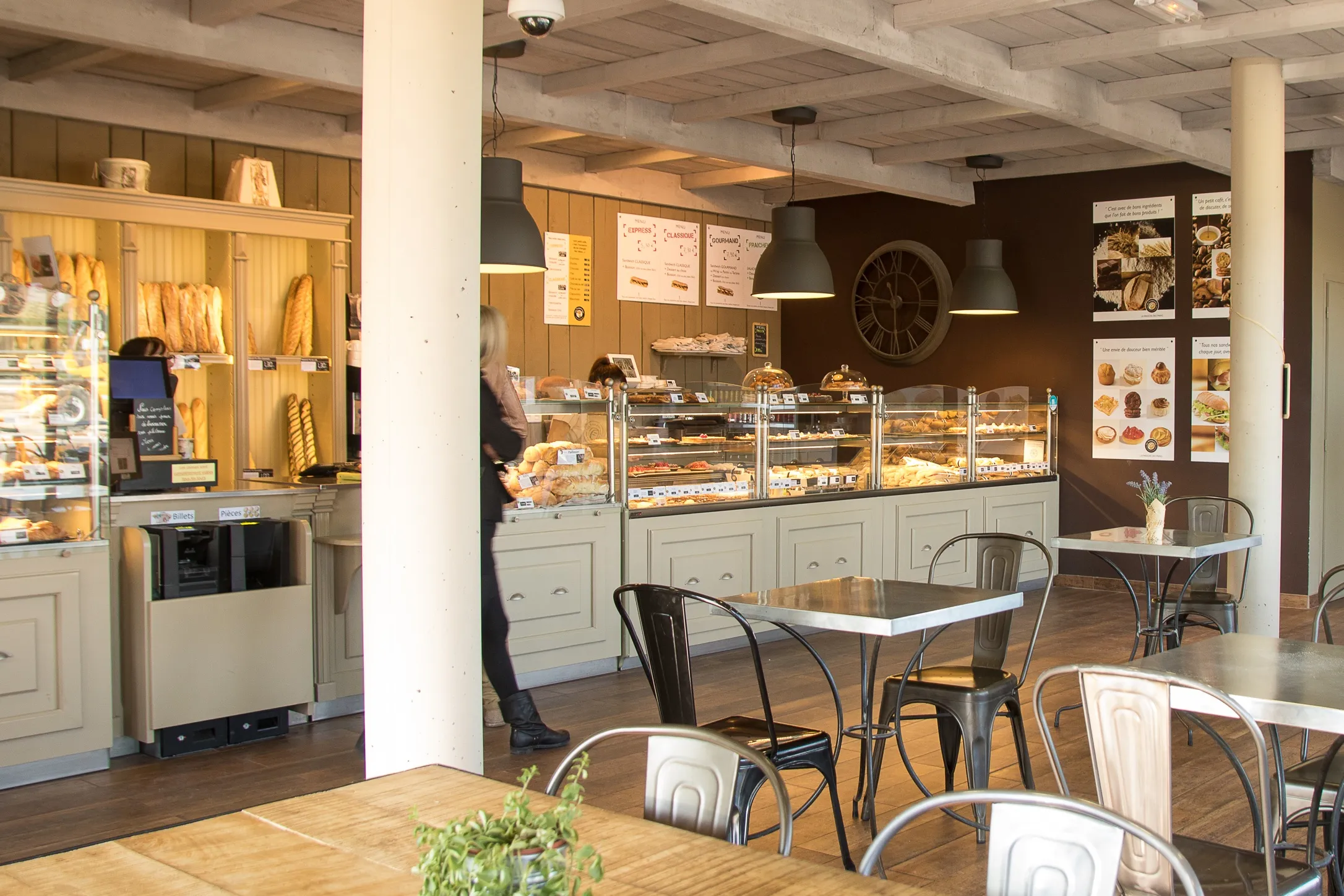 L'intérieur du Comptoir des Pains — pains, vitrine et salle