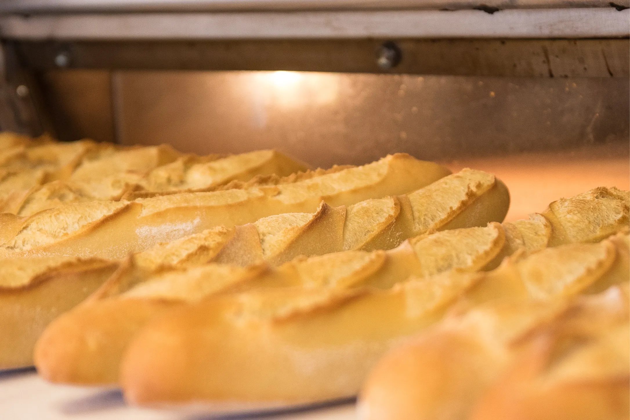 Baguettes dorées cuites sur place