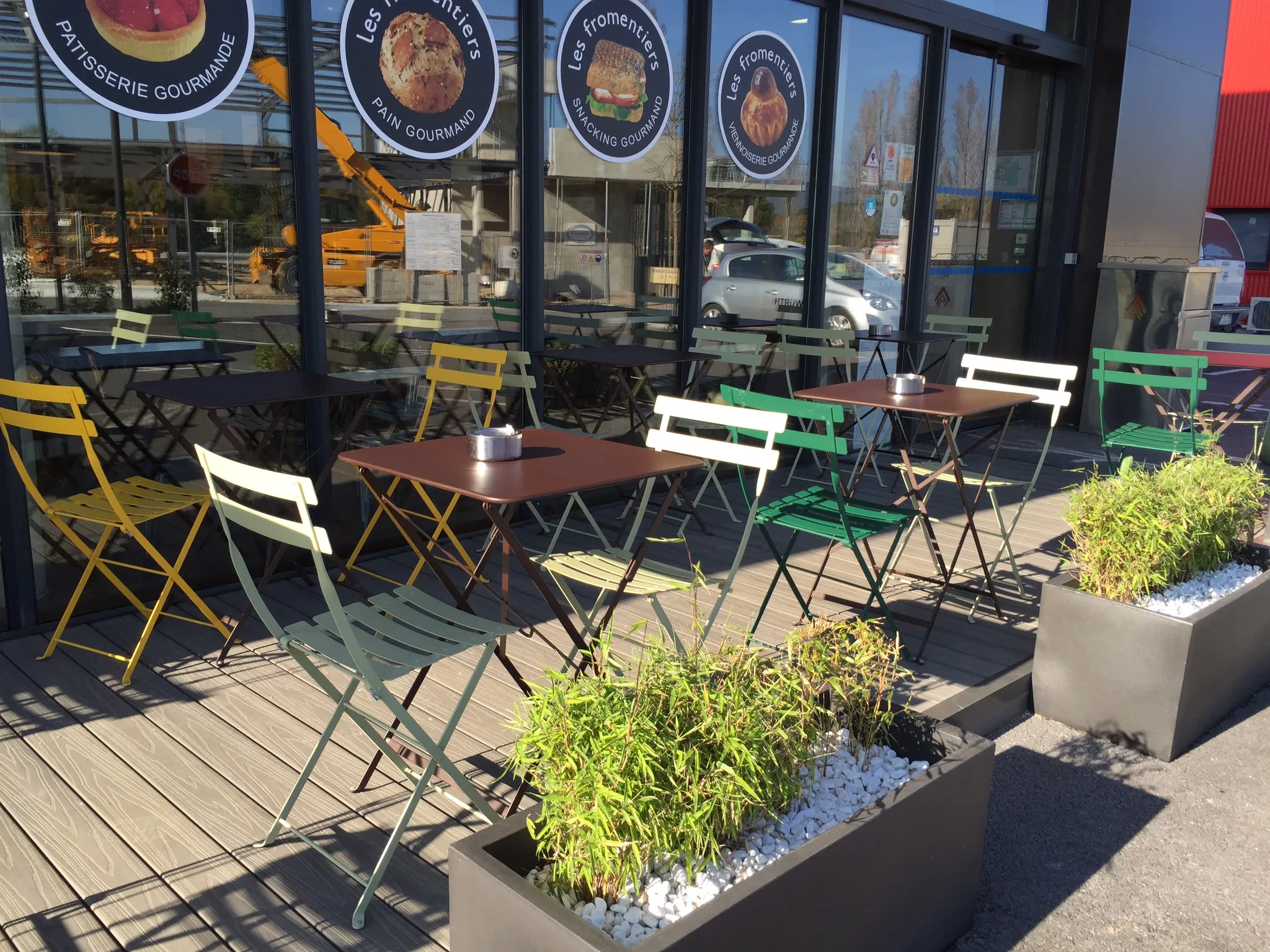 La terrasse extérieure avec ses tables colorées