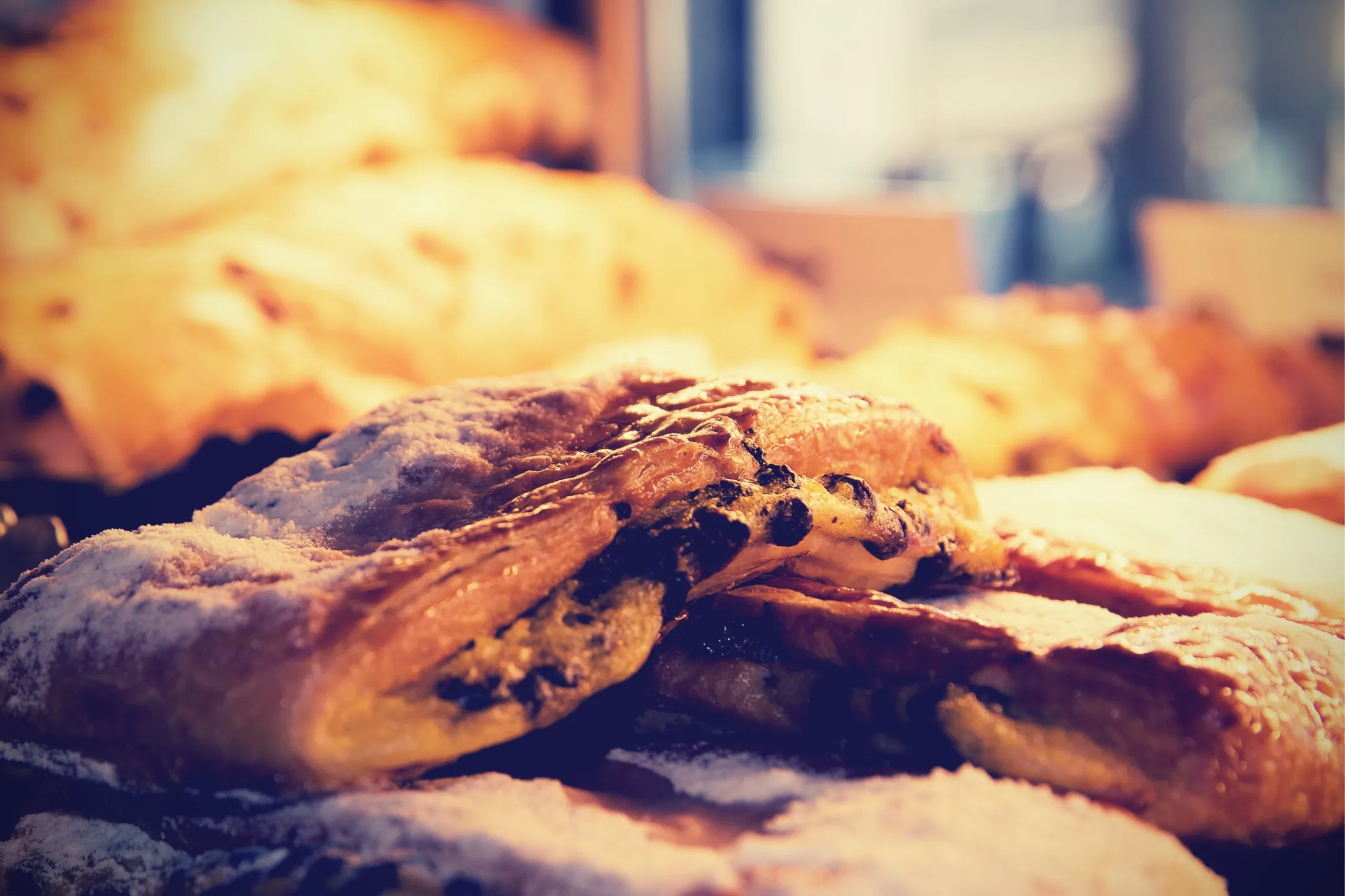 Viennoiseries dorées au sucre
